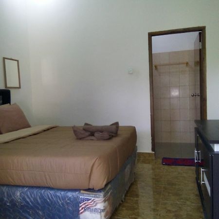Family Garden Homestay Mangsit Exterior photo